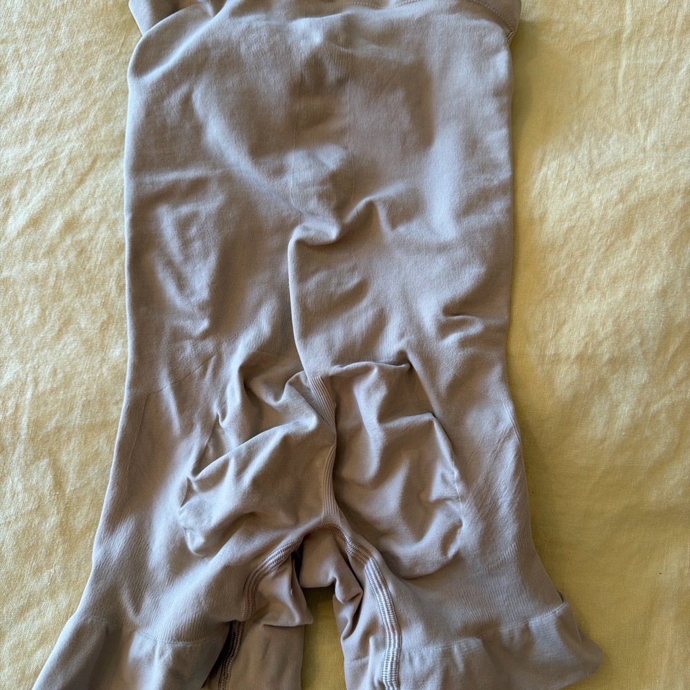 SKIMS Strapless Shapewear Bodysuit (Mid-Thigh) | Size M | NWOT - Picture 2 of 4